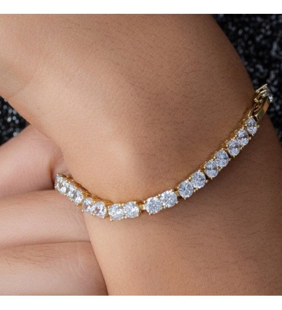 Bracelet tennis en cristal au rendu lumineux et sophistiqué.