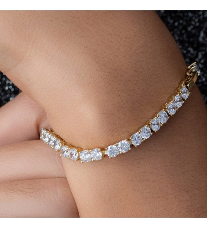 Bracelet tennis en cristal au rendu lumineux et sophistiqué.